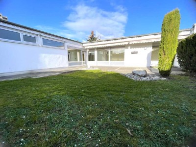 Wohnen auf einer Ebene! Schöner Winkelbungalow mit Südterrasse, Garten in ruhiger Feldrandlage