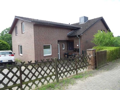 Freies EFH mit vermietetem Anbau und großem Garten.