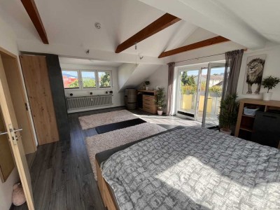 Top-modernisierte DG-Wohnung (3-Zimmer +1-Zimmer) mit Balkon, neuer EBK und eigenem Garten