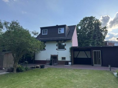 Einfamilienhaus / Wohnung mit eingezäuntem Garten