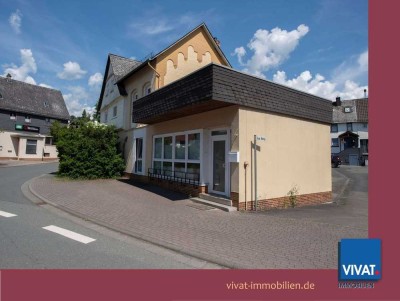 KÄUFERPROVISIONSFREI: Wohnhaus mit ELW (2 WE) und Stellplätzen im Ortskern. Gute Rendite möglich!