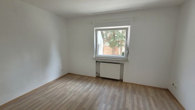 Zimmer (14qm) einer 2er WG (Erdgeschoss) in 6er WG-Haus zu vermieten