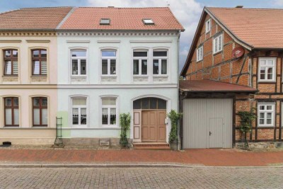 Willkommen zuhause: Gepflegte, rustikale DHH mit viel Charme inkl. Nebengebäude, Sauna u.v.m.