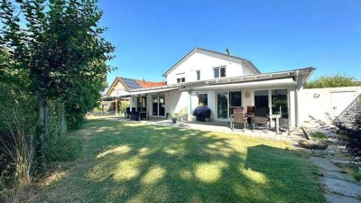 Exklusives, möbliertes Wohnhaus + Einliegerwohnung mit traumhafter Terrasse, Garten und Schlossblick