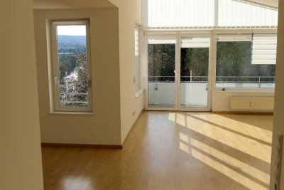 Sonnige Dachgeschosswohnung ohne Schrägen mit Balkon und schönem Grünblick in Lörrach