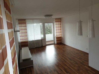 Geschmackvolle, vollst. renovierte 3-Raum-Wohnung mit geh. Innenausstattung mit Balkon und EBK