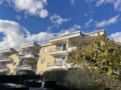 Gemütliche 1-Zimmer Dachwohnung mit Balkon und Tiefgarage