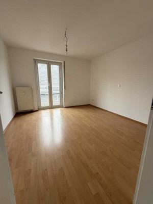 Schöne 3,5-Zimmer-Whg mit Balkon, Tageslichtbad & TG-Stellplatz – ideal für Paare, HO, kl. Familie