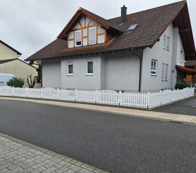 Neuwertige 2-Zimmer-Dachgeschosswohnung mit Stellplatz in 74855 Hassmersheim