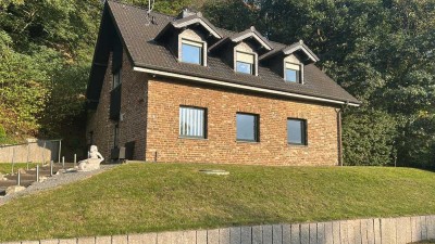 Ruhiges freistehendes Einfamilienhaus in Hanglage mit zwei Garagen