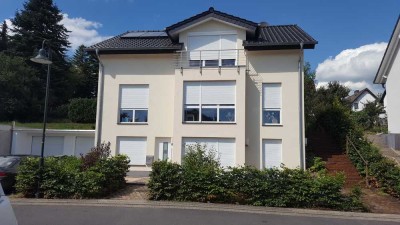 Großzügige, ebenerdige Komfortwohnung mit hochwertigen Böden, Terrasse und Oberklasse-Bad