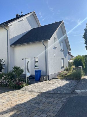 Günstige, gepflegte 2-Raum-Doppelhaushälfte mit gehobener Innenausstattung und EBK in Roßdorf