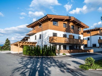 Haushälfte in Dorfnähe mit Blick auf den Golfplatz und den Wilden Kaiser