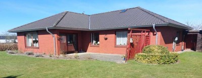 Winkelbungalow mit Walmdach auf großem Grundstück in ruhiger Lage