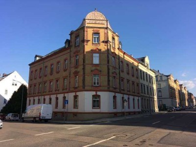 Großzügige 4-Zimmer mit 2xWannenbad, offener Küche und Laminat in guter Lage!