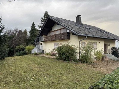 Erstbezug nach Sanierung mit Balkon und EBK: Stilvolle 4-Raum-Dachgeschosswohnung in Remchingen