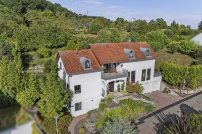 Idyllischer Wohncharme: Gehobene Villa mit schön angelegtem Garten und Naturpool