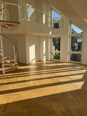 D-Alt Wittlaer Toplage: Helle, großzügige, neu sanierte Maisonettewohnung