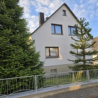 Zweifamilienhaus mit wunderschönem Garten, Doppelgarage und großem bebaubarem Grundstück