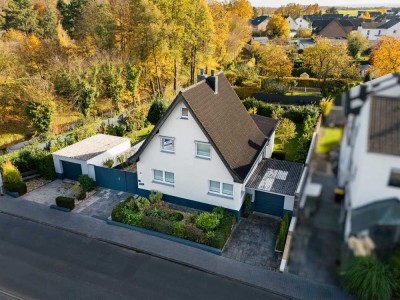 Teilsaniertes freistehendes EFH mit zwei Garagen und tollem Grundstück