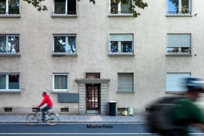 Einseitig angeb. Mehrfamilienhaus mit Garage