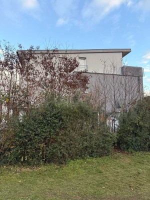 Attraktive Doppelhaushälfte in ruhiger Lage, Krefeld Hüls. Dreistöckige, gepflegte Doppelhaushälfte.