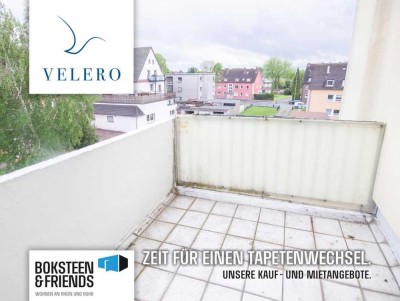 Bald sanierte Wohnung mit großen Fenstern und Balkon zu vermieten!