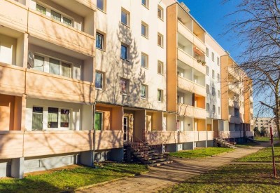 Lichtdurchflutete Wohnung mit Balkon & praktischer Nähe zu Bildungseinrichtungen. Ab August !