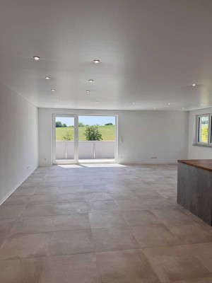 Erstbezug mit Balkon und Einbauküche: Freundliche 5-Zimmer-Wohnung mit lux. Innenausstattung