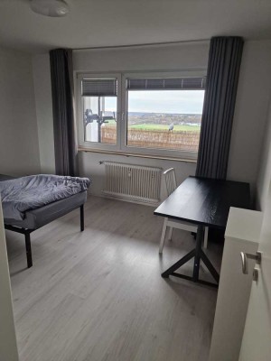 Teil-möblierte ​2-Zimmer-Wohnung mit Balkon und schöner Aussicht
