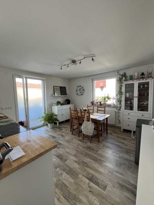 Ansprechende und vollst. renovierte 3-Raum-Erdgeschosswohnung mit geh. Innenausstattung