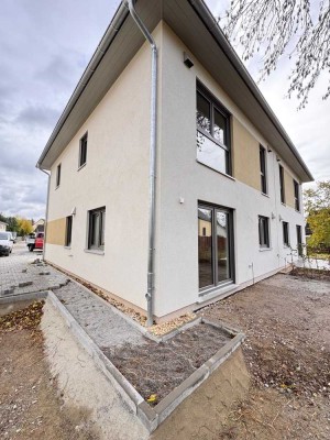 Letzte Doppelhaushälfte zur Miete – Erstbezug mit Garten & Terrasse!