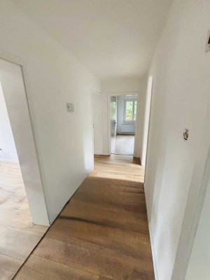 3 Zimmer Wohnung teilmöbliert und frisch renoviert (EBK, Badewanne, Keller, Tageslichtbad usw.)