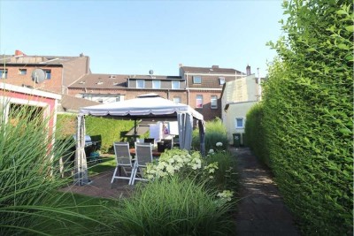 * CHARAKTERVOLLES STADTHAUS MIT GARTEN! MFH, 4WE, 2 Garagen zentral in St. Tönis *