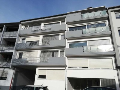 Zentral, dennoch ruhig gelegene, renovierte, moderne und helle  3 Zimmer Wohnung