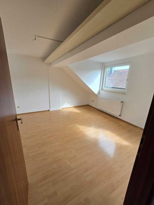 schöne 2 Raum-DG Wohnung mit Tageslichtbad super zentrale Lage - Wohnung frisch renoviert!!!