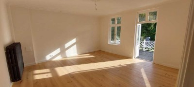 3-Zimmer Altbau Wohnung in bester Lage mit Terrasse + Balkon, komplett saniert