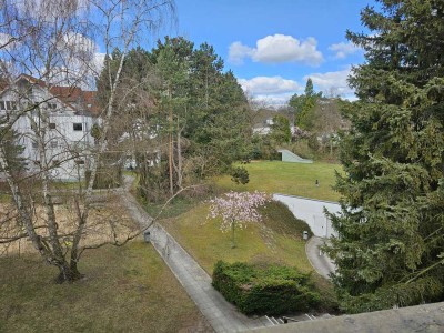 Neues Dachgeschoss in Nikolassee. Großer Dachboden, sehr großer Keller, ruhige Lage.