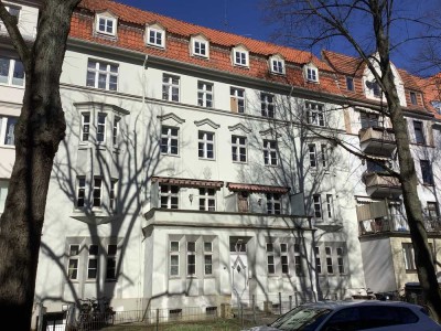 Lust auf diese 4-Zimmer-Erdgeschoss-Altbau-Wohnung ? Renoviert und sofort anmietbar!
