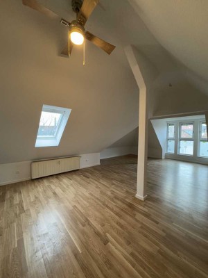 Stilvolle 2-Zimmer-Dachgeschoss-Maisonette mit Holzbalken, Parkett & Garten