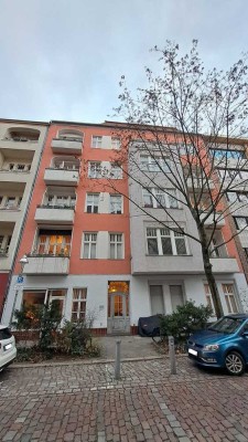 Schöne große Altbauwohnung in Berlin–Moabit in ruhiger Lage mit Balkon und extrem großer Wohnküche!