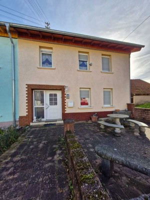 Solide Doppelhaushälfte mit Garage