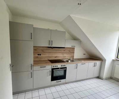 Renovierte 2-Raum-DG-Wohnung mit Balkon und EBK direkt am Stadtwald in Geretsried