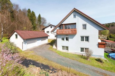 Jennersdorfer Stadtrand: Schöner Hausanteil mit großer Garage und 600 m² Garten