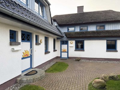 Liebenswerte Eigentumswohnung "Seemöwe" mit Reetdach, Sauna und Kamin in Strandnähe & Wohnfühlfak...