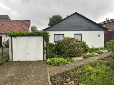 Renovierungsbedürftiger Bungalow mit Wintergarten, großem Garten und Garage