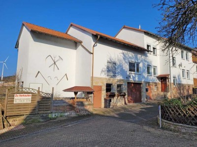 *** RESERVIERT *** Großes Wohnhaus mit drei Garagen