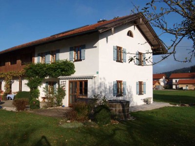 Schöne große Haushälfte im Landhausstil