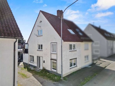 Zentral wohnen in Laupheim! Charmante Doppelhaushälfte mit Dachterrasse und viel Potenzial