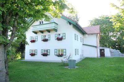 Geräumiges Bauernhaus mit Stall und Tenne; Anfragen bitte per email!